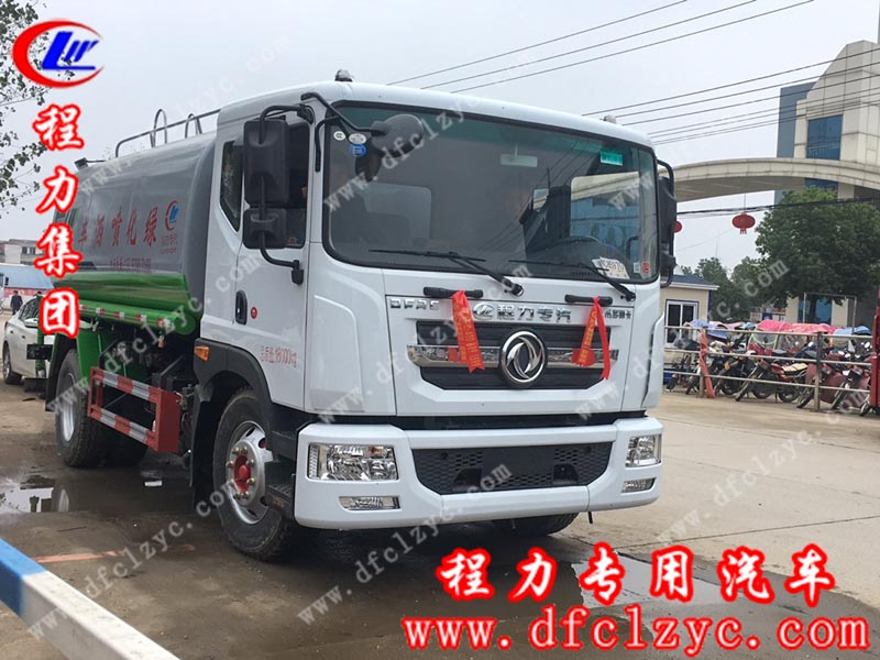 史總駕駛著湖北程力集團15噸國六東風(fēng)D9噴霧車準(zhǔn)備駛往鄭州