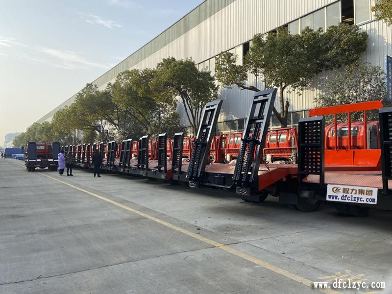 程力集團平板運輸車成品停放區(qū)